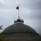 Pemandangan kubah Istana Senat di Kremlin, Moskow, Rusia, Rabu (3/5/2023), yang menjadi lokasi tempat drone meledak. Pihak berwenang Rusia menuduh Ukraina berusaha menyerang Kremlin dengan drone. (Dok. AP)