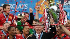Sir Alex Ferguson, manajer tersukses Manchester United baru saja menerima penghargaan Hall of Fame 2023 yang diberikan Premier League dalam edisi ketiganya. Sir Alex tak sendirian, eks manajer Arsenal Arsene Wenger juga menerima penghargaan serupa. Penghargaan ini tak lepas dari kiprah Sir Alex Ferguson dalam mengangkat harkat MU sebagai klub tersukses di era Premier League dengan raihan 13 trofi Premier League hingga ia pensiun pada 2012/2013. Mulai 1992/1993 sebagai awal era Premier League, ia banyak melahirkan pemain-pemain haus gol yang akhirnya bermuara pada raihan 13 trofi tersebut. Seperti 5 pemain berikut dengan raihan gol terbanyak di bawah kepemimpinannya sebagai manajer. (AFP/Andrew Yates)