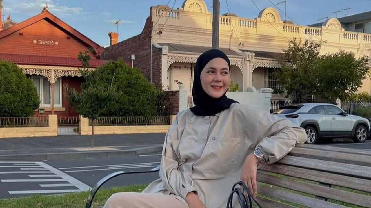 Potret Paula Verhoeven Berburu Sunset di Pantai Brighton Melbourne, Meski Terlambat Kecantikannya Tetap Terpancar