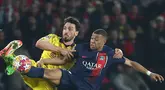 Penyerang Paris Saint-Germain (PSG) #07 Kylian Mbappe berebut bola dengan bek Borussia Dortmund #15 Mats Hummels dalam laga leg kedua semifinal Liga Champions 2023/2024 di Parc des Princes, Rabu dini hari WIB (8/5/2024). (FRANCK FIFE / AFP)