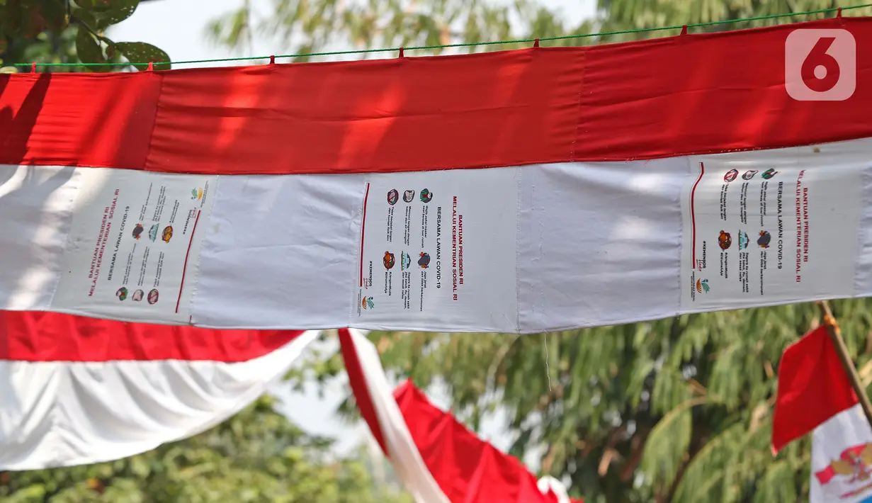 Umbul-umbul dari tas sembako bantuan Presiden Joko Widodo terpasang di Jalan Caringin, Bedahan Barat, Sawangan, Depok, Jawa Barat, Jumat (7/8/2020). Bahan tas sembako berwarna merah putih tersebut dipasang sepanjang jalan Caringin untuk menyambut HUT ke-75 RI. (Liputan6.com/Herman Zakharia)