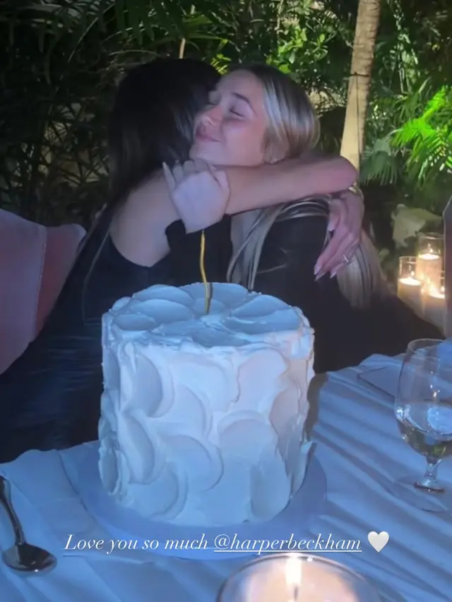 Victoria Beckham Tampil Memukau di Ulang Tahun ke-52, Pesona Awet Muda dalam Balutan Satin Dress