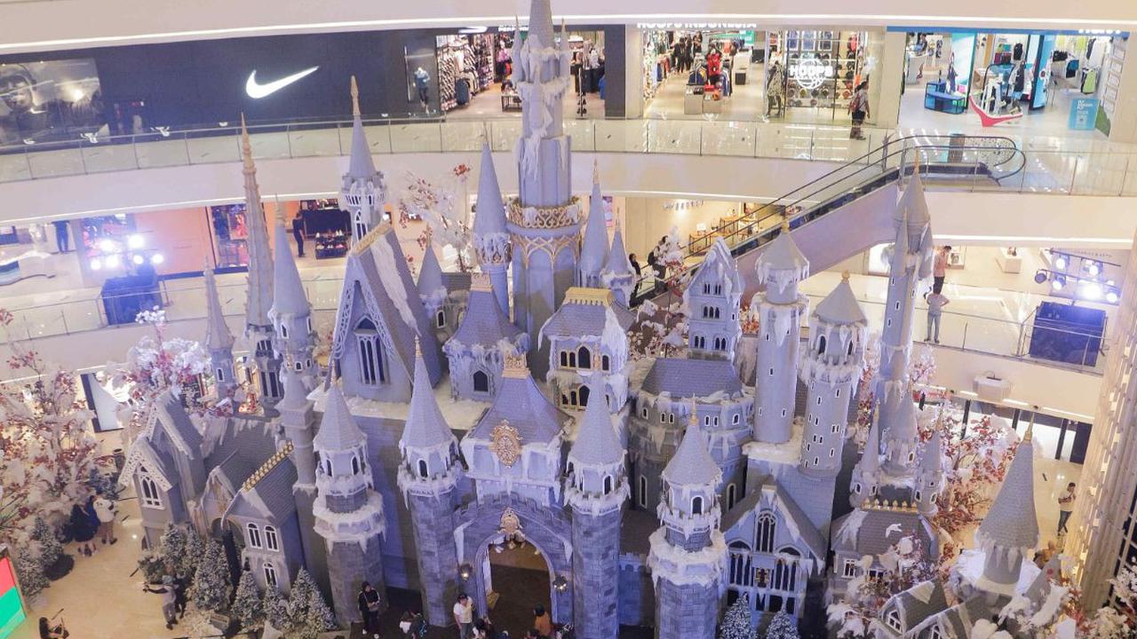 Menjelang perayaan Natal dan Tahun Baru (Nataru), Senayan City menyuguhkan ornamen bertema Whimsical Festivity. Mal di pusat Ibu Kota ini menghadirkan instalasi kastil megah khas Eropa&nbsp;dibalut dengan salju serta dikelilingi hutan pinus.