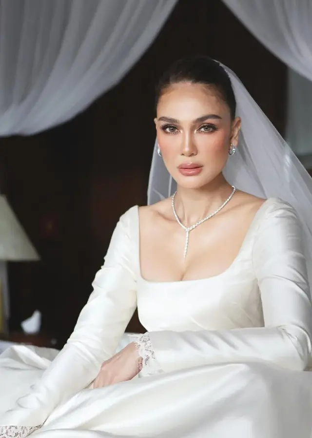 1. Anting Simpel Elegan ala Luna Maya, Harganya Ditaksir Rp 199 Juta
