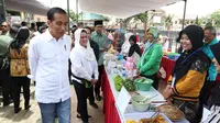 Presiden Joko Widodo bersama Ibu Negara Iriana menemui ibu-ibu penerima program Membina Keluarga Sejahtera (Mekaar) di Garut, Jawa Barat, Jumat (18/1). Jokowi meminta penerima program Mekaar semangat menjalankan roda bisnis. (Liputan6.com/Angga Yuniar)