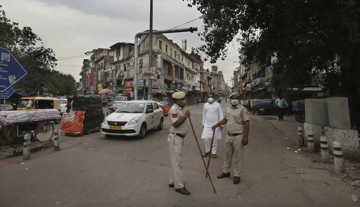 <p>Polisi Delhi berjaga-jaga pada hari pertama lockdown diberlakukan di ibu kota India, New Delhi, Selasa (20/4/2021). India pada Selasa (20/4) melaporkan 259.170 infeksi baru dan 1.761 kematian akibat Covid-19 dalam 24 jam terakhir. (AP Photo/Manish Swarup)</p>