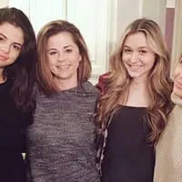 Selena Gomez nampaknya berhasil melawan penyakit lupus yang dideritanya beberapa waktu lalu. Terlihat dengan kehadirannya di panggung AMAs 2016 lalu dan unggahan sang ibu dimana Selena tampak lebih ceria. (doc.Hollywoodlife.com)