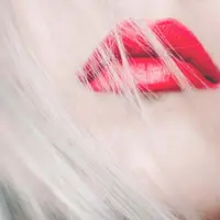 Ilustrasi burgundy red lipstik. (Sumber foto: pexels.com)