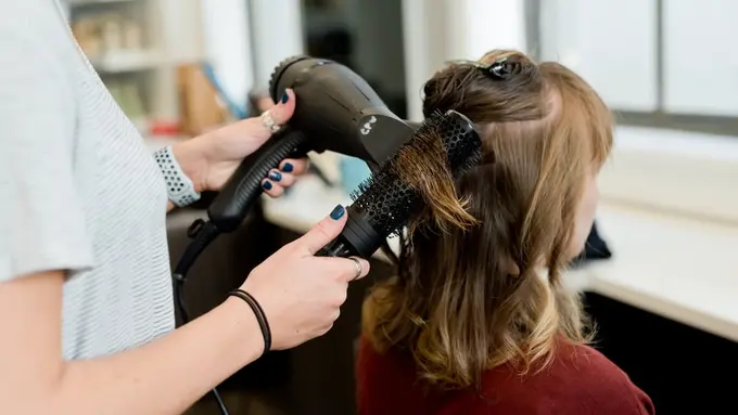 Arti Mimpi Mewarnai Rambut yang Bermakna Baik