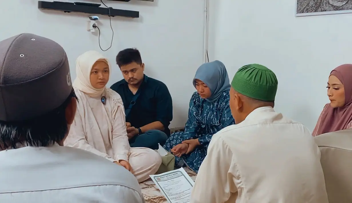 "SELAMAT ADIKU @tasyaholscher Alhamdulillah Ya Allah di bulan ramadhan akhirnya bisa beribadah bareng .. ," tulis nathalieholscher sebagai caption videonya. [Instagram/nathalieholscher]