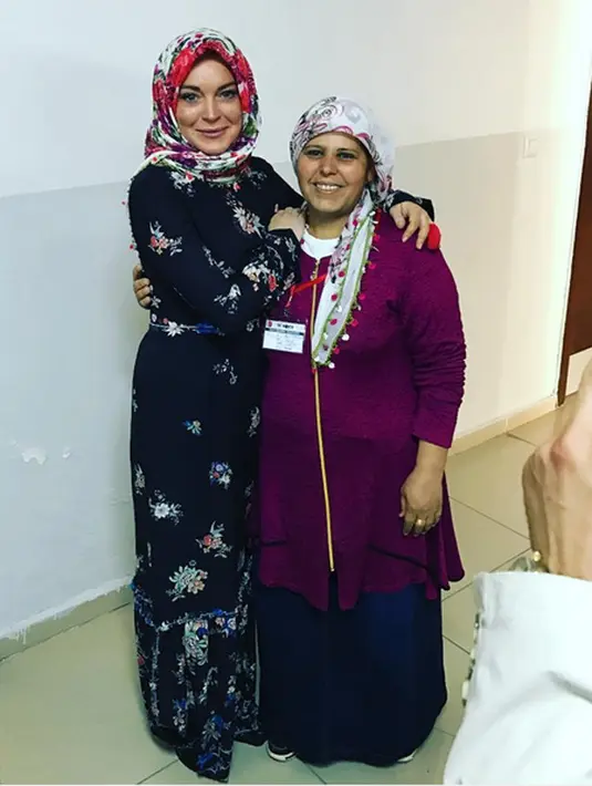 Beberapa foto kegiatannya dibagikan bersama pengungsi melalui akun Instagram dan twitter. Salah satunya dengan gamis yang dikenakan. berfoto bersama dengan salah satu sukarelawan  yang menuai banyak pujian dan pertanyaan. (dok. Instagram)