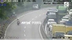 Akibat takut ditilang polisi lantaran tak pakai helm saat berboncengan, dua pemotor nekat melarikan diri ke jalan tol. Kejadian ini diparodikan dalam lagu 'Sayur Kol'.