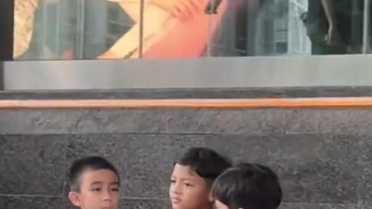 Viral Video Rafathar Ngemper di Depan Mall Jadi Bahan Konten Bersyukur, Sandal yang Dipakai Malah Bikin Salfok