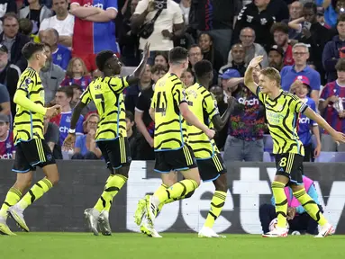 Gelandang Arsenal, Martin Odegaard (kanan) berselebrasi dengan rekan setimnya setelah mencetak gol lewat titik penalti ke gawang Crystal Palace pada pertandingan lanjutan Liga Inggris di Selhurst Park, di London, Inggris, Selasa, 22 Agustus 2023. (AP Photo/Kin Cheung)