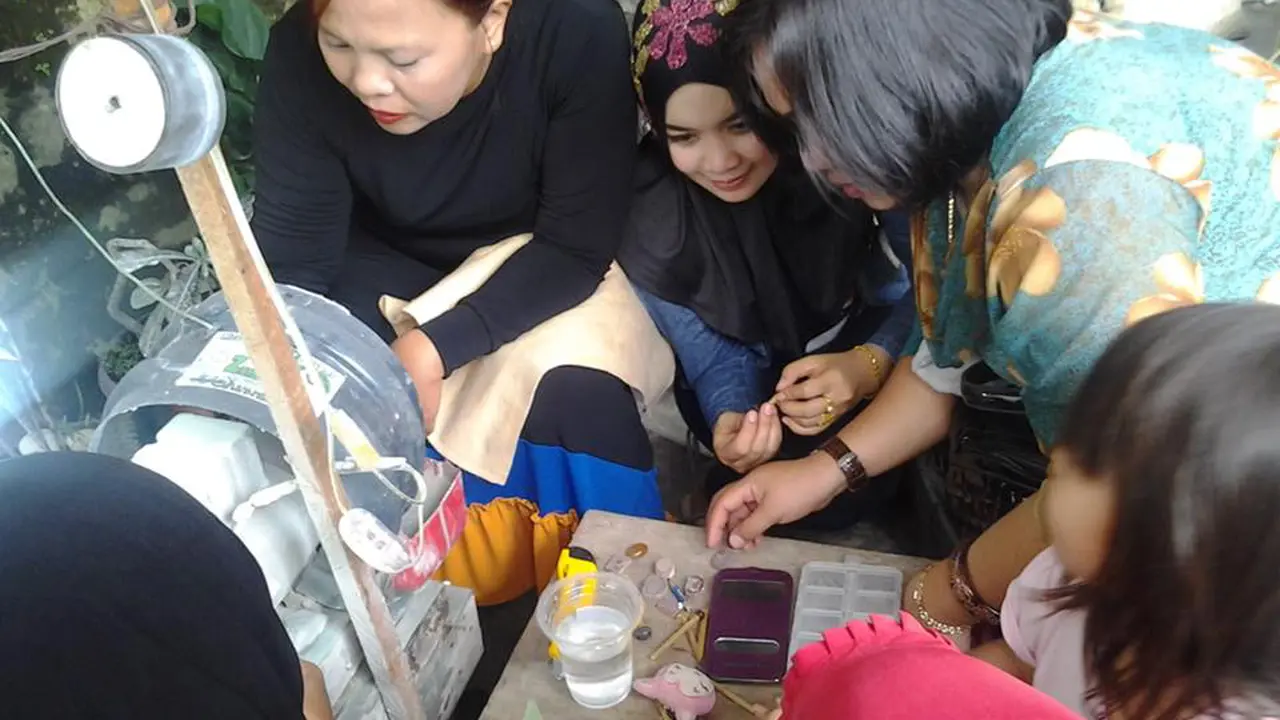 Cerita Kartini Bengkulu Asah Batu Akik Demi Keluarga