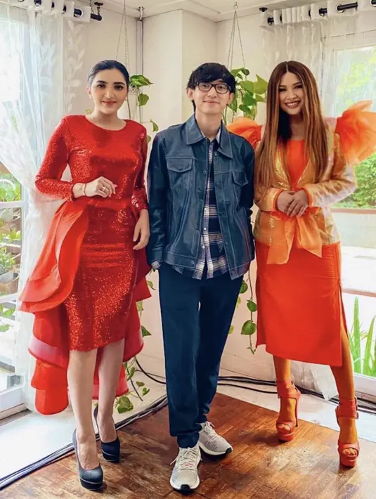 <p>Tampil totalitas, Ashanty dan Titi DJ tampil begitu megah. Berbalut dress sequin, keduanya tampak begitu menawan. [Foto: Instagram/ Titi DJ]</p>