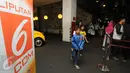 Beberapa anak bersiap masuk ke dalam bioskop untuk menyaksikan film Minions di Bekasi Cyber Park, Minggu (28/6/2015). Film ini bergenre animasi dirilis Illumination Entertaiment dan cukup diminati anak-anak dan dewasa. (Liputan6.com/Helmi Fithriansyah)