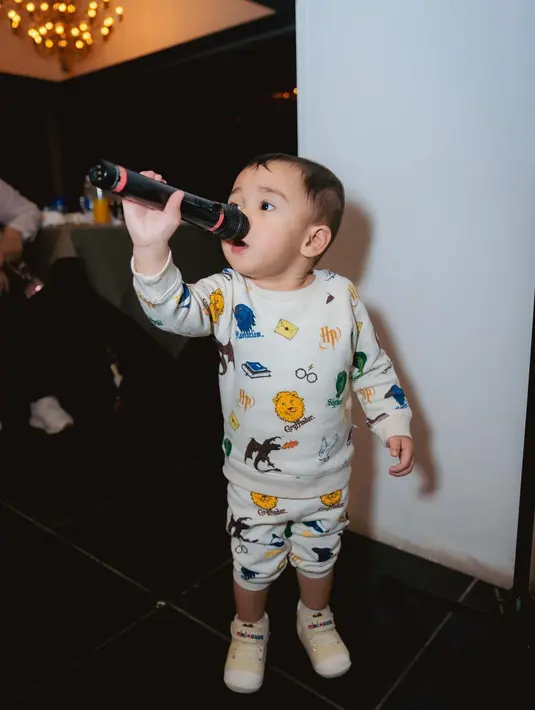 Cipung berpose memegang mic dengan set piyama. Gaya menggemaskan dengan piyama atasan lengan panjang dan bawahan celana panjang bermotif kartun, serta sneakers putih. Foto: Instagram.