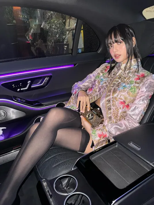 Lisa tampil dengan gaya edgy mengenakan kemben satin berlapis coat emas seharga Rp292jutaan @lalalalisa_m]