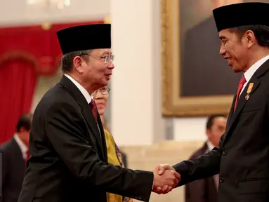 Presiden Jokowi mengucapkan selamat kepada Laksamana Dua (Laksda) Willem Rampangilei (kiri) usai pelantikan dirinya sebagai Kepala Badan Nasional Penanggulangan Bencana (BNPB) di Istana Negara, Jakarta, Senin (7/9/2015). (Liputan6.com/Faizal Fanani)