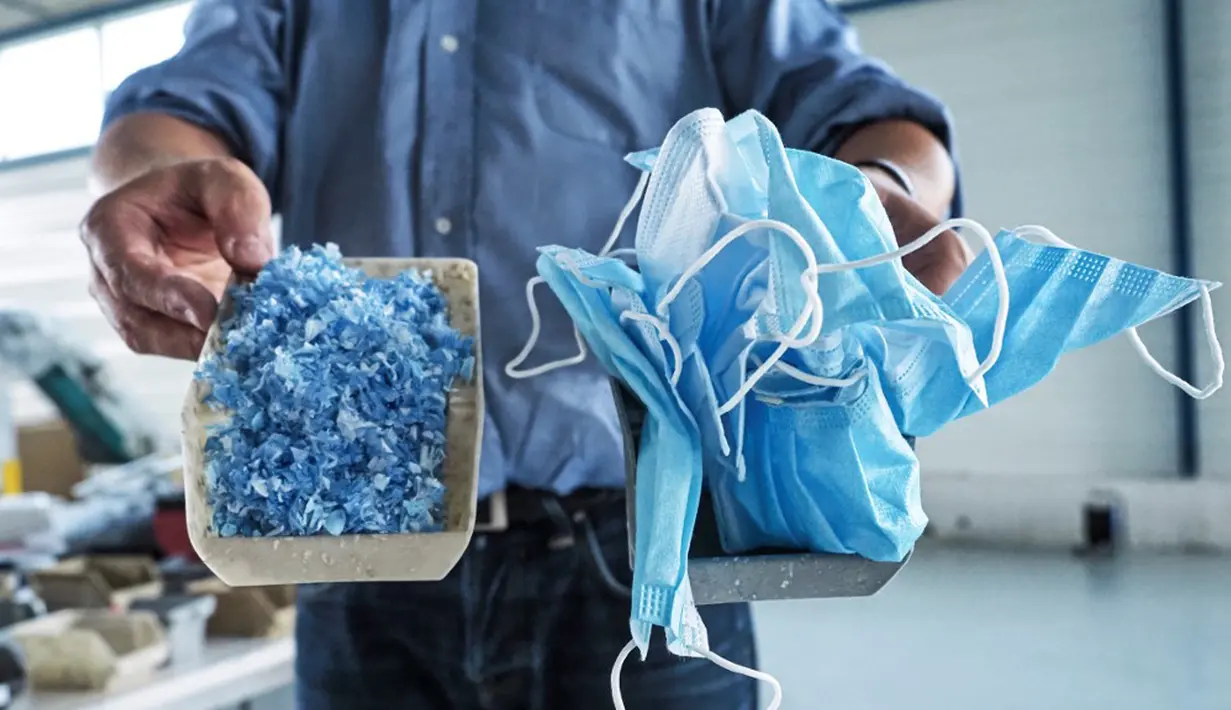 Co-founder Plaxtil, Olivier Civil menunjukkan transformasi masker menjadi bahan robek di Chatellerault, Prancis, 25 Agustus 2020. Startup di Prancis, Plaxtil, mendaur ulang masker dan plastik untuk dijadikan pelindung wajah, pembuka pintu, dan pengencang masker. (GUILLAUME SOUVANT/AFP)