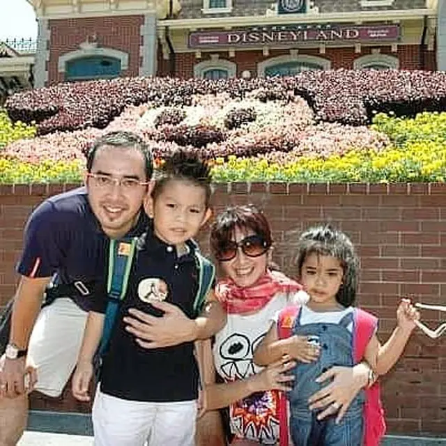 20 Tahun Berumah Tangga, Ini 6 Potret Lawas Novita Angie Bersama Suami