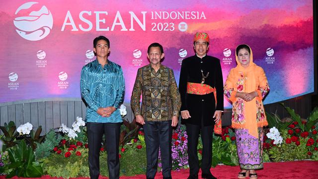 Potret Pangeran Mateen yang Tampil Keren dalam Balutan Batik Warna Biru dan Xavier Trudeau yang Tak Kalah Kece Saat Mendampingi Ayah Mereka di Gala Dinner KTT ASEAN 2023 (Foto: Laily Rachev - Biro Pers Sekretariat Presiden)
