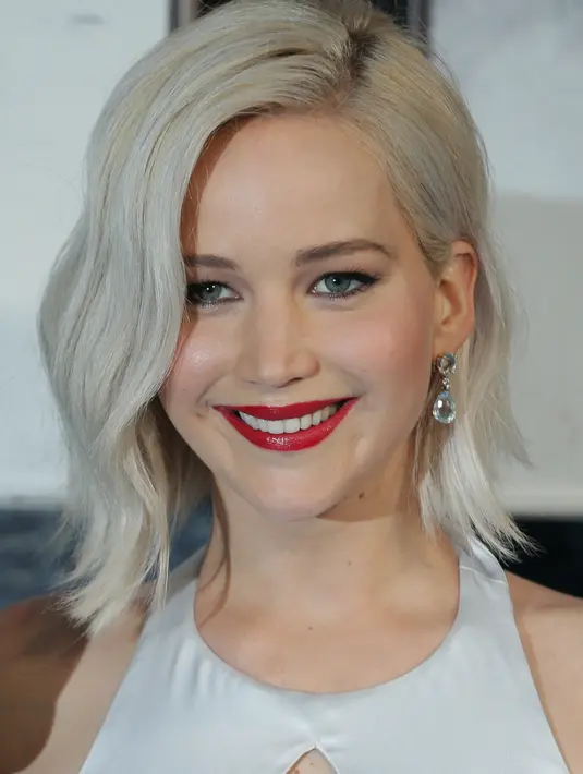 "Kehidupan mereka penuh dengan tekanan dan masalah yang datang bertubi-tubi, mereka sangat kuat untuk melewatinya, aku salut untuk itu," tuturnya pada E!News. (AFP/Bintang.com)