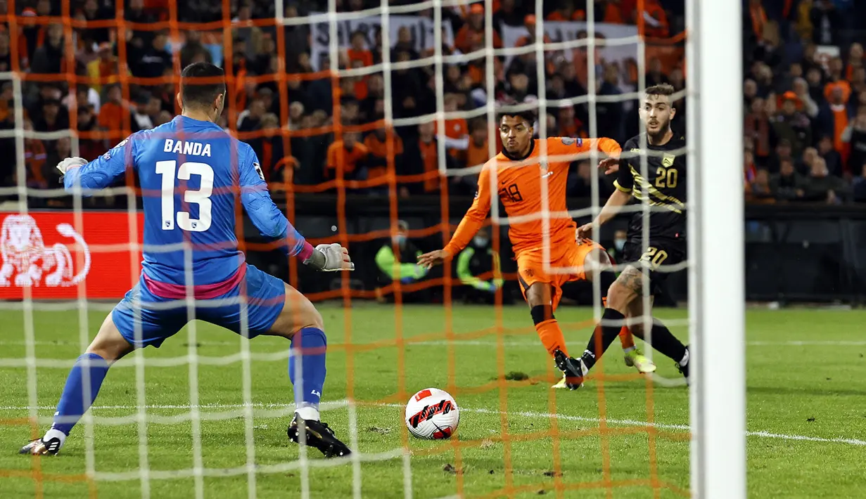 Penyerang Belanda Donyell Malen (tengah) mencetak gol ke gawang Gibraltar pada laga Kualifikasi Piala Dunia 2022 zona Eropa Grup G di De Kuip, Rotterdam, Selasa (12/10/2021) dini hari WIB. Menjamu Gibraltar, Belanda menang 6 gol tanpa balas. (JOHN THYS/AFP)