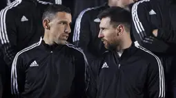 Lionel Messi (kanan) dan Maxi Rodriguez berbincang sebelum acara pertandingan perpisahan Maxi Rodriguez sebagai pesepak bola profesional yang diselenggarakan di Marcelo Bielsa Stadium, Argentina, Minggu (25/6/2023). (AP Photo/Nicolas Aguilera)