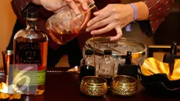 Bartender dari Vesper Bar Thailand, Pailin Sajjanit menyajikan minuman saat mengikuti Kompetisi Bartender Dunia Diageo di Miami Beach, Florida, AS, Selasa (27/9). (REUTERS/ Joe Skipper)