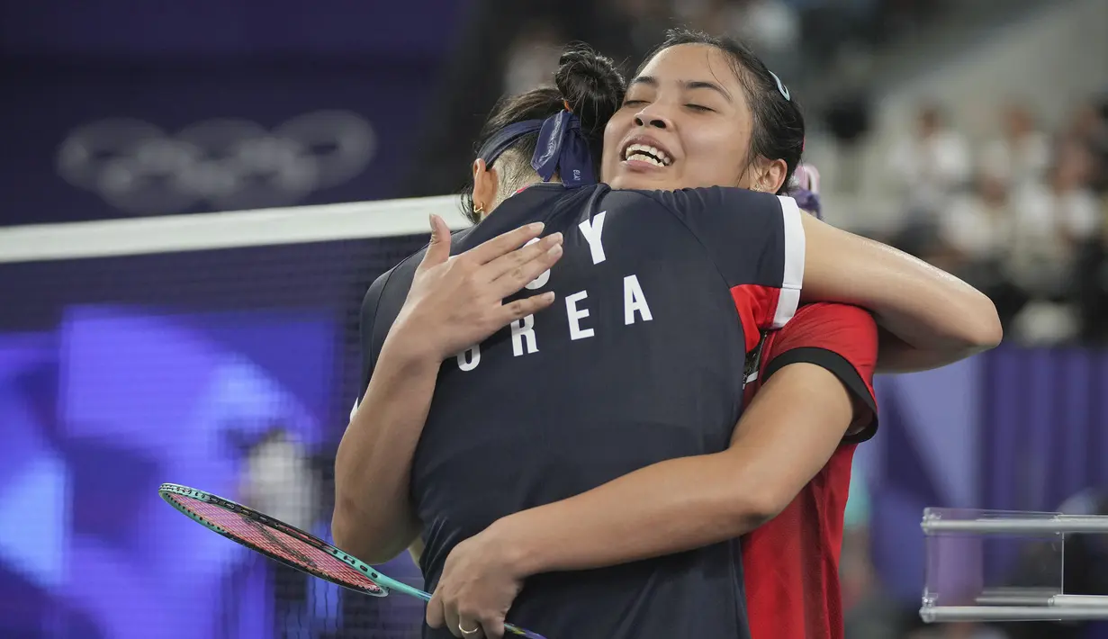Pebulu tangkis tunggal putri Korea Selatan, An Se-young memeluk lawannya, wakil Indonesia Gregoria Mariska Tunjung usai berakhirnya laga semifinal nomor tunggal putri cabor bulu tangkis Olimpiade Paris 2024 di Porte de La Chapelle Arena, Paris, Minggu (4/8/2024). An Se-young menang rubber-game 11-21, 21-13 dan 21-16 dan melaju ke final. (AP Photo/Kin Cheung)