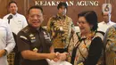 Jaksa Agung Muda Tindak Pidana Khusus (Jampidsus), Febrie Adriansyah (kiri) menerima laporan hasil penghitungan terkait kerugian negara dalam kasus korupsi timah yang diserahkan Deputi Bidang Investigasi Badan Pengawasan Keuangan dan Pembangunan (BPKP) Agustina Arumsari di Kejaksaan Agung, Jakarta, Rabu (29/5/2024). (merdeka.com/Arie Basuki)