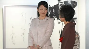 Putri sulung Pangeran Akishino, Putri Mako berbincang saat menghadiri pameran kaligrafi di  Tokyo, Jepang (9/2). Cucu tertua Kaisar Akihito ini menunda pernikahan dengan tunangannya hingga 2020. (AFP Photo/Pool/Toru Yamanaka)