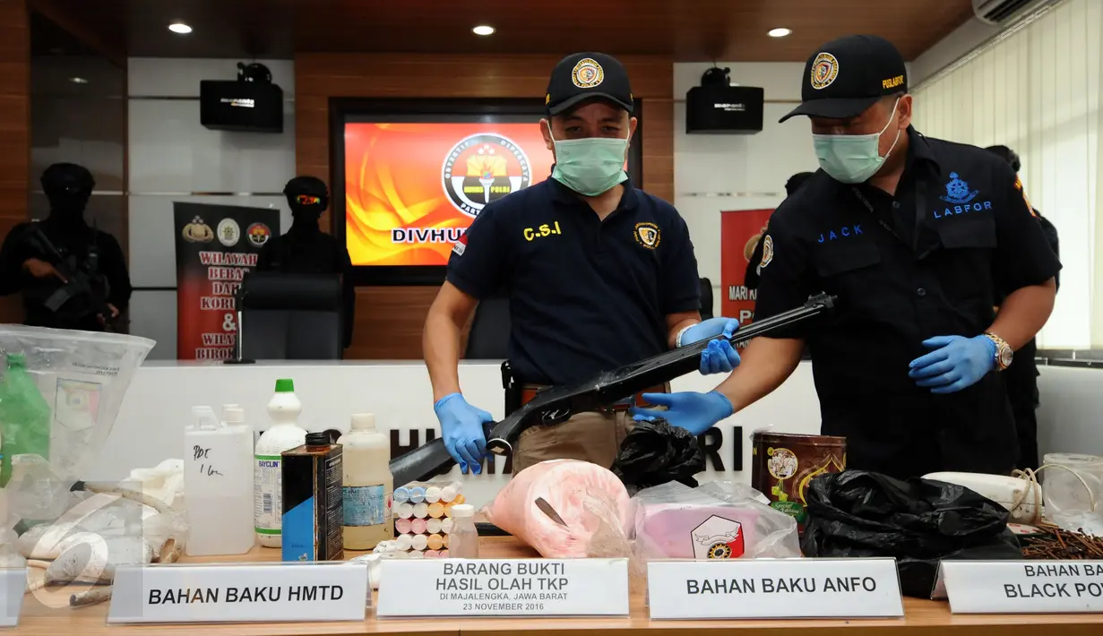 Petugas labfor Mabes Polri menunjukkan barang bukti bahan racikan bom terduga teroris di Jakarta, Jumat (25/11). Tim Densus 88 Mabes Polri menahan satu orang terduga teroris berikut bahan yang diduga racikan bom. (Liputan6.com/Helmi Fithriansyah)