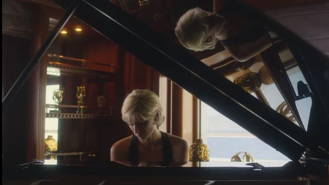 Elizabeth Debicki sebagai Lady Diana di drama The Crown.