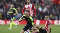Pemain Southampton, Oriol Romeu (kanan) melakukan pelangaran terhadap pemain Arsenal, Aaron Ramsey pada laga Premier League di St Mary's stadium, Southampton, (10/5/2017). Arsenal menang 2-0. (AP/Alastair Grant)