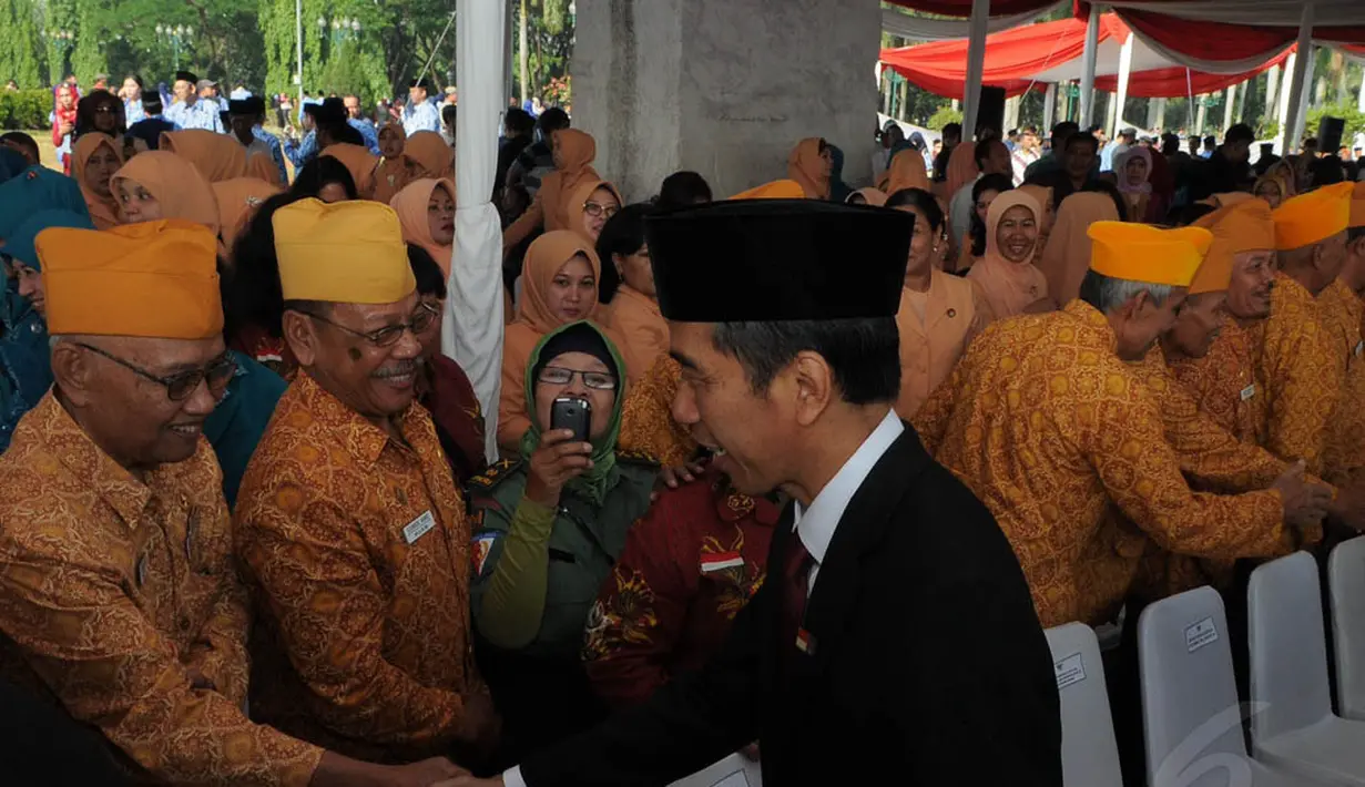 Usai upacara, Jokowi menyalami sejumlah pejabat Pemprov DKI dan veteran TNI di barisan kursi undangan, Jakarta, Minggu (17/8/14). (Liputan6.com/Herman Zakharia)