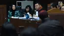 Bupati nonaktif Kutai Kartanegara, Rita Widyasari (kiri) menyimak keterangan saksi pada sidang lanjutan dugaan suap pemberian izin lokasi perkebunan kelapa sawit di Pengadilan Tipikor, Jakarta, Rabu (14/3). (Liputan6.com/Helmi Fithriansyah)