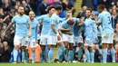 Para pemain Manchester City, merayakan gol yang dicetak Fabian Delph, ke gawang Crystal Palace pada laga Premier League di Stadion Etihad, Sabtu (23/9/2017). Manchester City menang 5-0 atas Crystal Palace. (AFP/Paul Ellis)