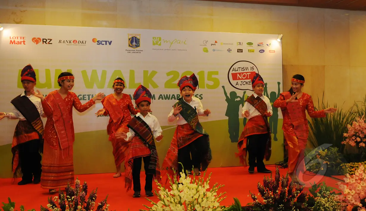 Aksi sejumlah penyandang autis saat menampilkan tari tradisional dalam acara Fun Walk for Autism 2015 yang mengusung tema 'Autism Is NOT A Joke' di Balaikota DKI Jakarta, Minggu (29/3/2015). (Liputan6.com/Herman Zakharia)