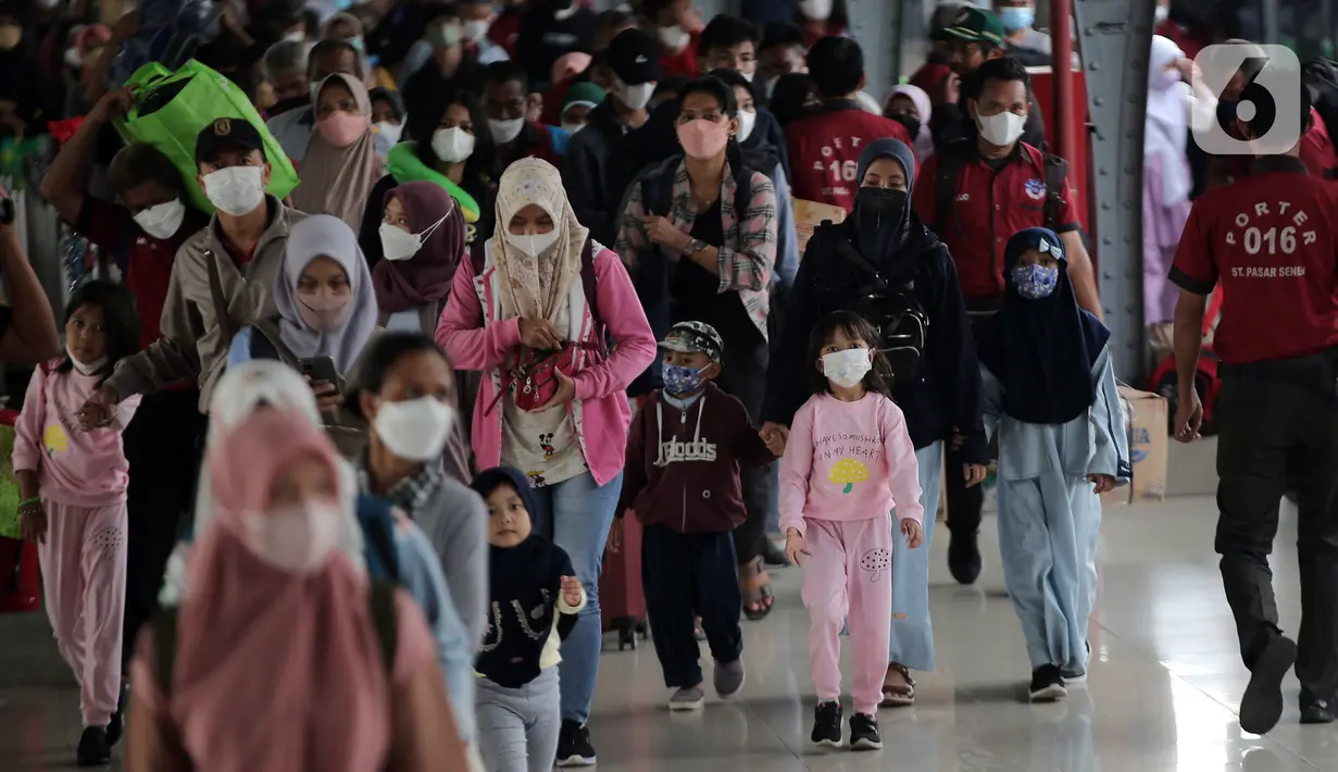 Sejumlah penumpang berjalan setibanya di Stasiun Pasar Senen, Jakarta, Rabu (11/5/2022). Pada hari ini, tercatat jumlah penumpang yang turun di Stasiun Pasar Senen sebanyak 16.100 penumpang. (Liputan6.com/Angga Yuniar)