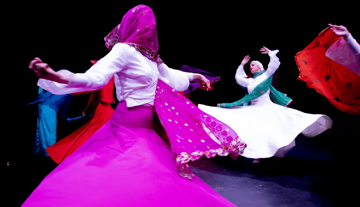 Kelompok seni Khishtan menampilkan tarian Sama atau tarian Sufi di aula teater, Teheran, Iran, 15 Oktober 2021. Sama adalah bentuk ibadah yang populer dalam tasawuf. (AP Photo/Ebrahim Noroozi)