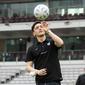 Mesut Ozil saat menghadiri acara coaching clinic yang digelar oleh Concave Indonesia bersama 47 anak Indonesia terpilih di Stadion Utama Gelora Bung Karno (SUGBK) Senayan, Jakarta, Kamis (26/5/2022) sore WIB. (Bola.com/Bagaskara Lazuardi)
