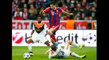 Penyerang Bayern Muenchen, Robert Lewandowski berusaha melewati dua pemain Shakhtar Donetsk pada leg kedua 16 besar Liga Champions di Allianz Arena, German (11/3/15). Bayern Munich Menang 7-0 atas Shakhtar Donetsk. (Reuters/Michaela Rehle)