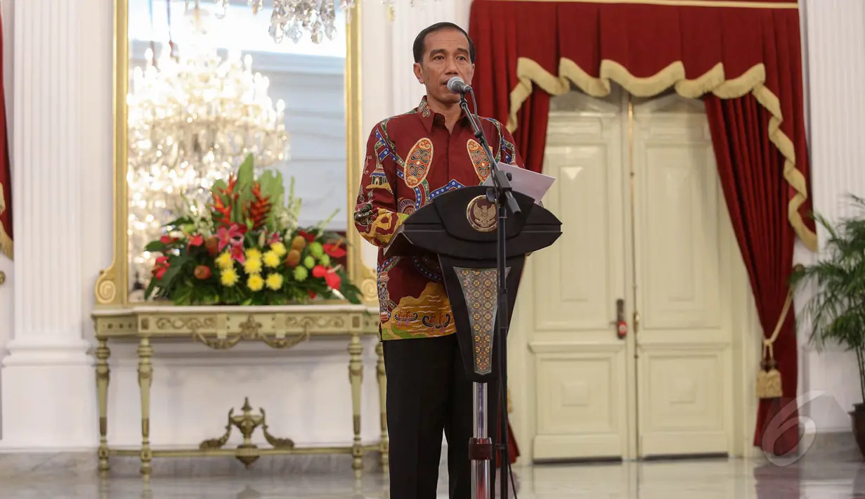 Presiden Joko Widodo melakukan konferensi pers usai bertemu dengan Pansel KPK, Jakarta, Senin (25/5/2015). Jokowi berkomitmen mendukung kebutuhan pansel untuk kesekretariatan dan anggaran. (Liputan6.com/Faizal Fanani)