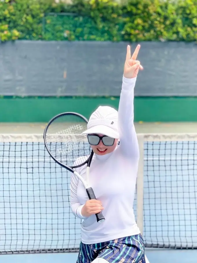 Potret Syahrini saat main tenis, penampilan tetap stylish