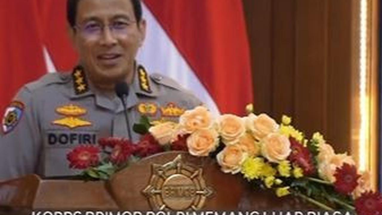 Bagi sebagian orang mungkin sudah tidak asing lagi dengan Komjen Polisi Ahmad Dofiri. Perwira tinggi Polri ini tengah mengemban amanat sebagai Inspektur Pengawasan Umum Polri.  <br>