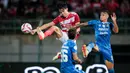 <p>Bek Madura United, Jacob Mahler (kiri) berebut bola dengan gelandang Persib Bandung, Stefano Beltrame pada laga leg kedua final Championship Series BRI Liga 1 2023/2024 di Stadion Gelora Bangkalan, Madura, Jumat (31/5/2024). (Bola.com/Bagaskara Lazuardi)</p>