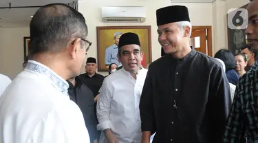 Bakal Calon Presiden PDI Perjuangan Ganjar Pranowo saat melayat ke rumah duka almarhum Desmond Junaidi Mahesa di Jakarta, Sabtu (24/6/2023). (merdeka.com/imam buhori)